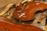 Osmium on the lacquered violin © by OSMIUM-ART©