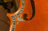 Edelsteine eingesetzt in der lackierten Violine © by OSMIUM-ART