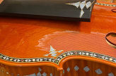 Edelsteine eingesetzt in der lackierten Violine © by OSMIUM-ART