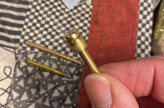 Endknopf mit Diamant aus 18 Karat Gold eingesetzt in der lackierten Violine © by OSMIUM-ART
